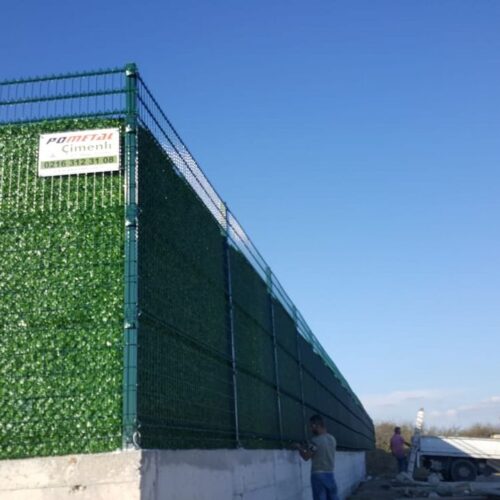 Silivri Pirana Panel Çit Üzerine Çimenli Çim Çit